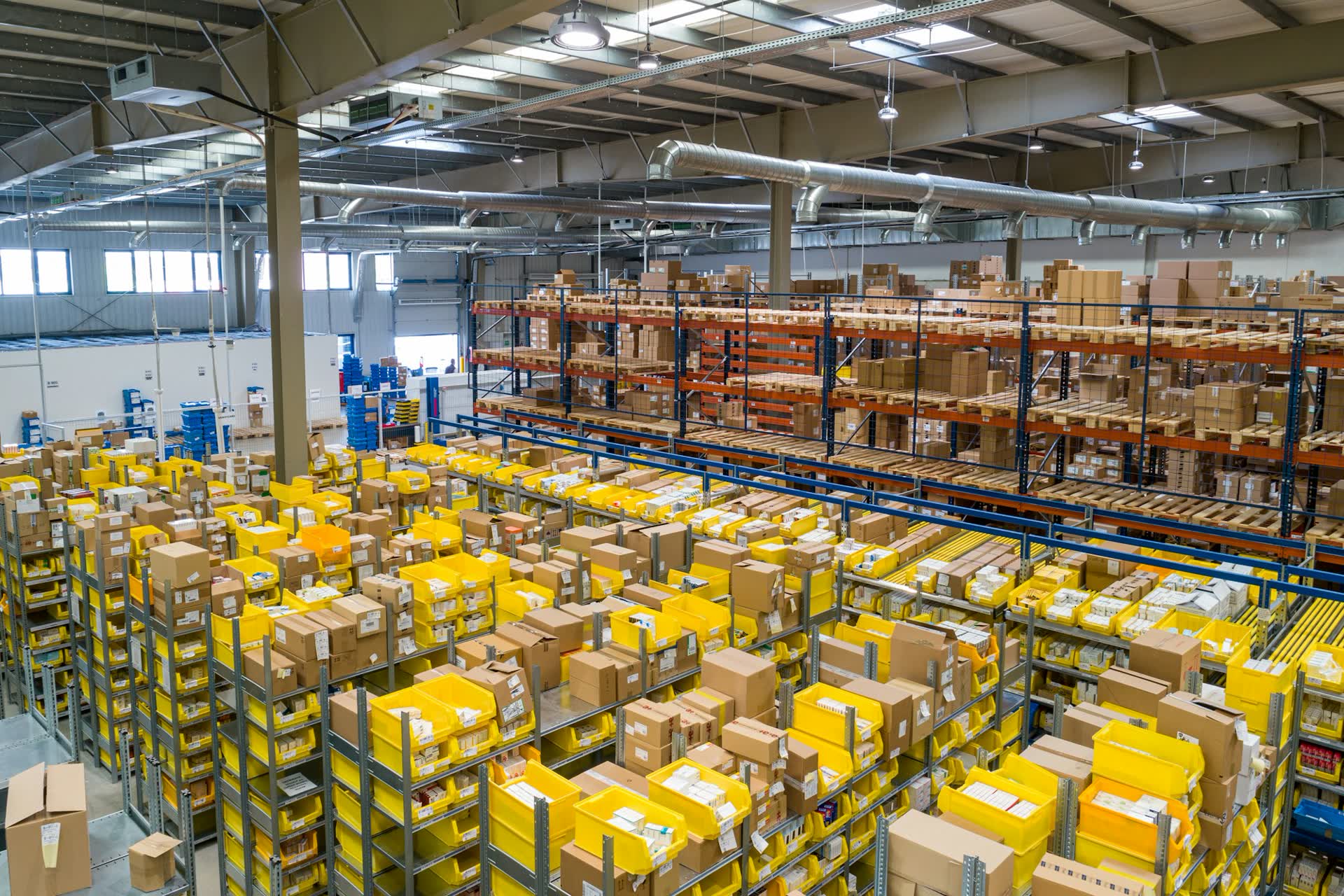 Loading dock and warehouse